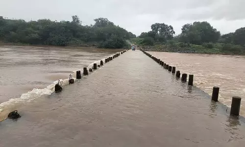 Haveri : भारी बारिश के कारण पुल डूबा