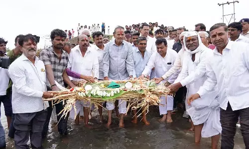 Vijayapura : इट्टंगीहाला झील में प्रसाद चढ़ाना Vijayapura : इट्टंगीहाला झील में प्रसाद चढ़ाना