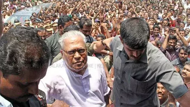 Kerala: अलाप्पुझा मीट में बच्ची ने वीएस के लिए मौत की सजा की मांग की, मामला चर्चा में Kerala: अलाप्पुझा मीट में बच्ची ने वीएस के लिए मौत की सजा की मांग की, मामला चर्चा में