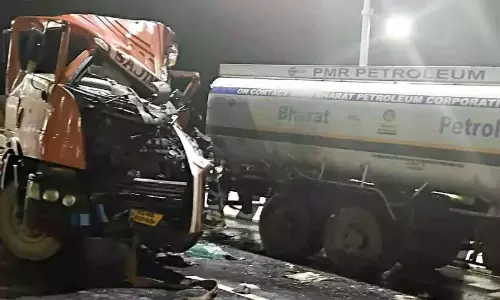 पोन्नानी में कंटेनर लॉरी के टैंकर लॉरी से टकराने के बाद ईंधन रिसाव पोन्नानी में कंटेनर लॉरी के टैंकर लॉरी से टकराने के बाद ईंधन रिसाव