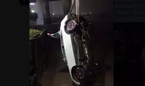 Mumbai: गूगल मैप्स की गलती से महिला खाई में गिरी, स्थानीय लोगों ने बचाया Mumbai: गूगल मैप्स की गलती से महिला खाई में गिरी, स्थानीय लोगों ने बचाया