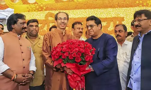 उद्धव ठाकरे के जन्मदिन पर राज ठाकरे उन्हें बधाई देने मातोश्री पहुंचे