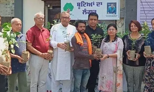 Lions Club के पदाधिकारी ने पर्यावरण जागरूकता को बढ़ावा देने के लिए पौधारोपण अभियान का नेतृत्व किया