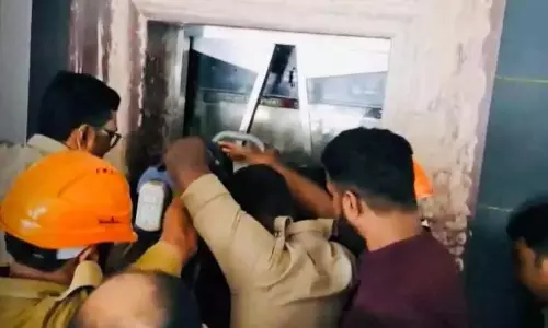 Kerala : लिफ्ट में फंसे युवक-युवती को बचाया गया Kerala : लिफ्ट में फंसे युवक-युवती को बचाया गया