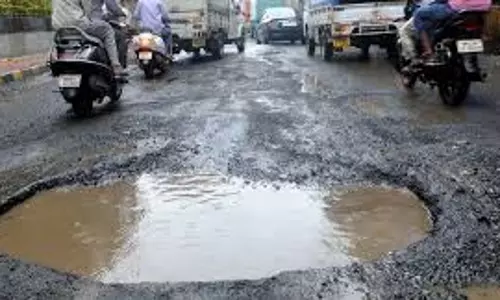 Kerala : मानसून की बारिश से एमसी रोड बर्बाद, यात्रियों को खतरा