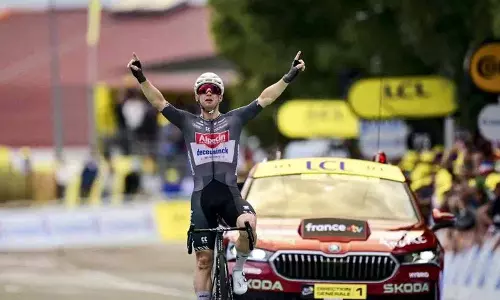 Tour de France: पोगाकर ने दुर्घटना से बचकर इतिहास रचा
