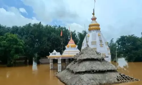 भद्रक में बाढ़ पीड़ितों की खामोश आवाज़, छतों पर फंसे ग्रामीण