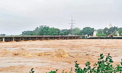 Odisha : वैतरणी, जलाका नदियां खतरे के निशान को पार कर रही