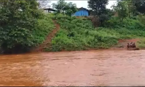 Odisha : सुंदरगढ़ में नदी के उफान पर होने से करीब 50 परिवार फंसे Odisha : सुंदरगढ़ में नदी के उफान पर होने से करीब 50 परिवार फंसे