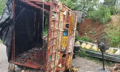 Dehra में तीर्थयात्रियों से भरा ट्रक पलटने से 1 की मौत, 4 घायल