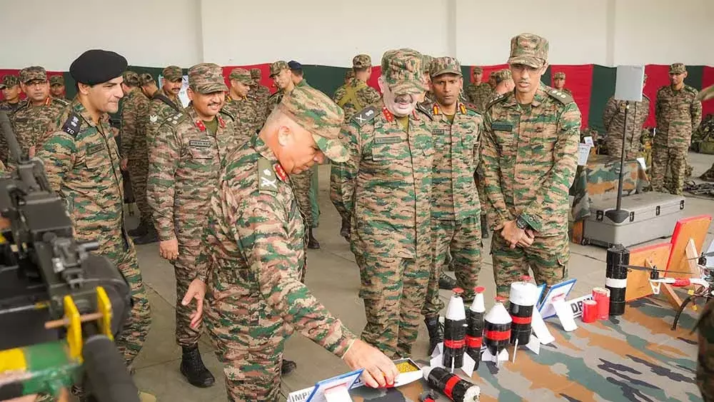 Nagaland : लेफ्टिनेंट जनरल पेंढारकर ने एक्सरसाइज ड्रोन प्रहार की समीक्षा की Nagaland : लेफ्टिनेंट जनरल पेंढारकर ने एक्सरसाइज ड्रोन प्रहार की समीक्षा की