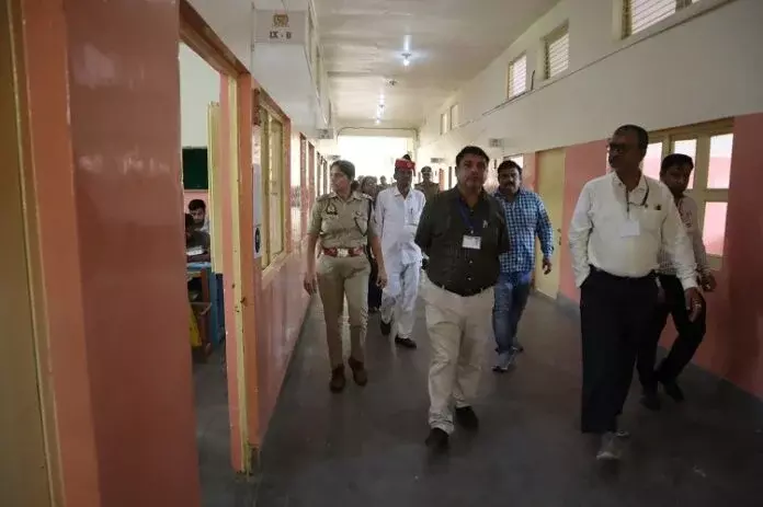 Farrukhabad: डीएम-एसपी ने परीक्षा केंद्रों का किया निरीक्षण