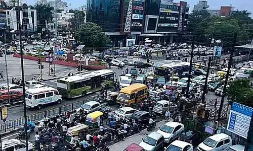 इंदौर में जल्द लगेंगे 100 ट्रैफिक सिग्नल; नियम तोड़ने वालों और अवैध बस स्टैंडों पर कार्रवाई के आदेश दिए
