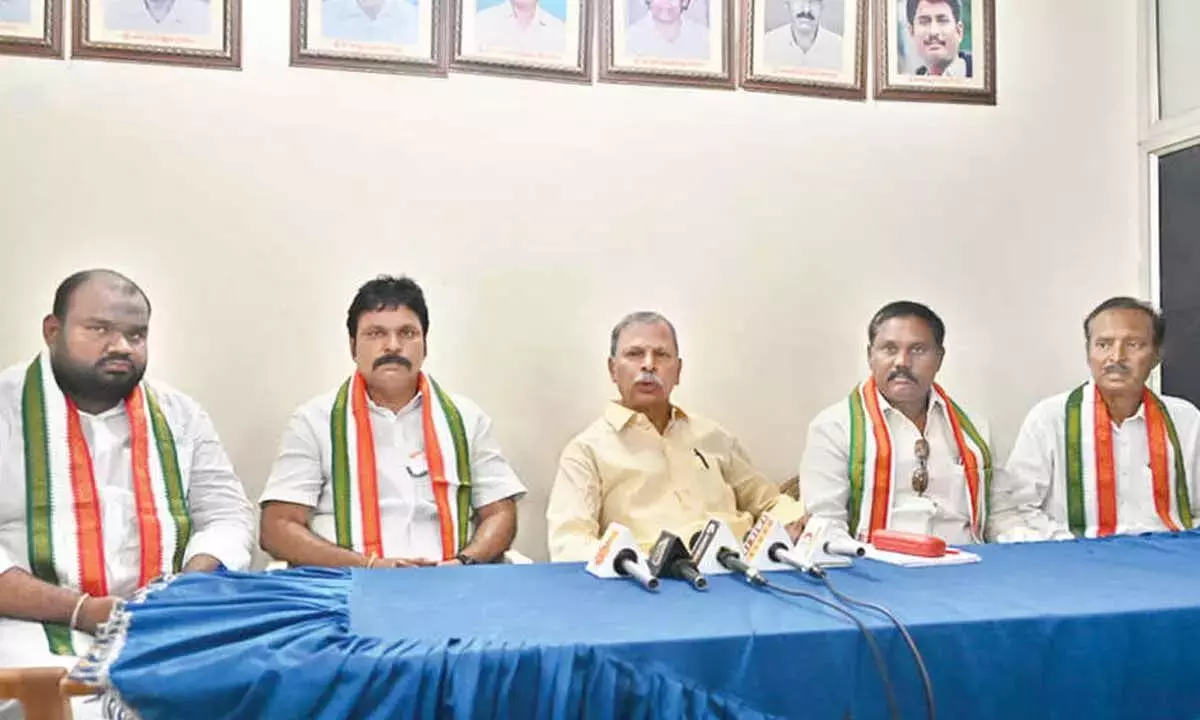 प्रधानमंत्री और मुख्यमंत्री दोनों किसानों को बचाने में बुरी तरह विफल रहे: Tulasi Reddy प्रधानमंत्री और मुख्यमंत्री दोनों किसानों को बचाने में बुरी तरह विफल रहे: Tulasi Reddy