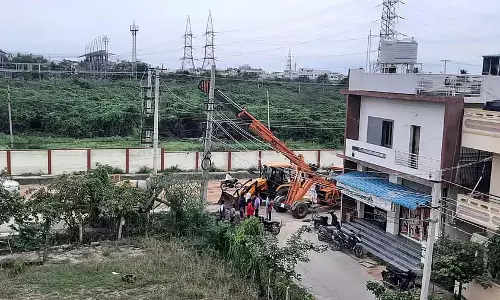 साढ़े नौ घंटे बिजली कटौती: लोग बदहाल साढ़े नौ घंटे बिजली कटौती: लोग बदहाल