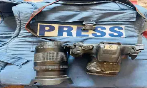 बढ़ते संकट के बीच गाजा के फोटो पत्रकार ने परिवार का पेट पालने के लिए कैमरा और प्रेस जैकेट बेचने की पेशकश