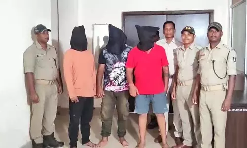 Bargarh : कोडीन युक्त कफ सिरप की तस्करी के आरोप में 3 गिरफ्तार Bargarh : कोडीन युक्त कफ सिरप की तस्करी के आरोप में 3 गिरफ्तार