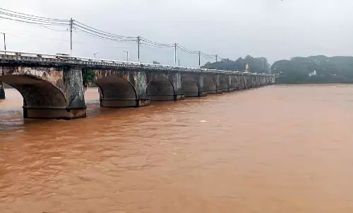 भद्रा जलाशय: नदी में 16,000 क्यूसेक पानी छोड़ा गया भद्रा जलाशय: नदी में 16,000 क्यूसेक पानी छोड़ा गया