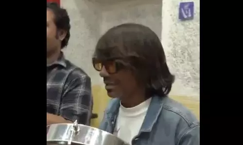 Raju Kalakar ने ढपली बजाकर महफिल लूटी Raju Kalakar ने ढपली बजाकर महफिल लूटी