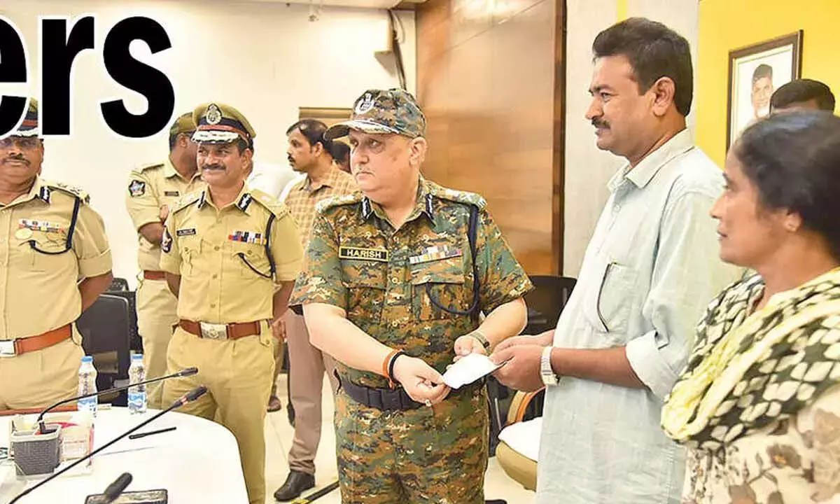 Andhra: दो वरिष्ठ माओवादी नेताओं ने डीजीपी के समक्ष आत्मसमर्पण किया Andhra: दो वरिष्ठ माओवादी नेताओं ने डीजीपी के समक्ष आत्मसमर्पण किया