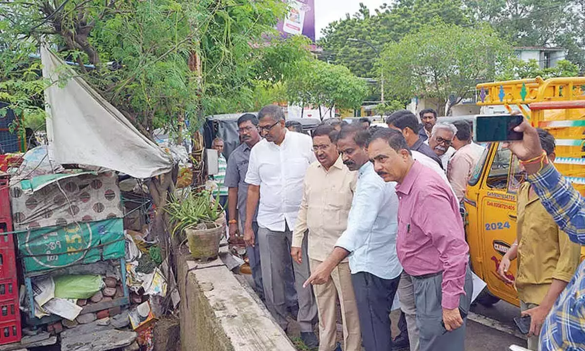 Andhra: मंत्री ने विजयवाड़ा में आउटफॉल नालियों को चौड़ा करने का निर्देश दिया Andhra: मंत्री ने विजयवाड़ा में आउटफॉल नालियों को चौड़ा करने का निर्देश दिया