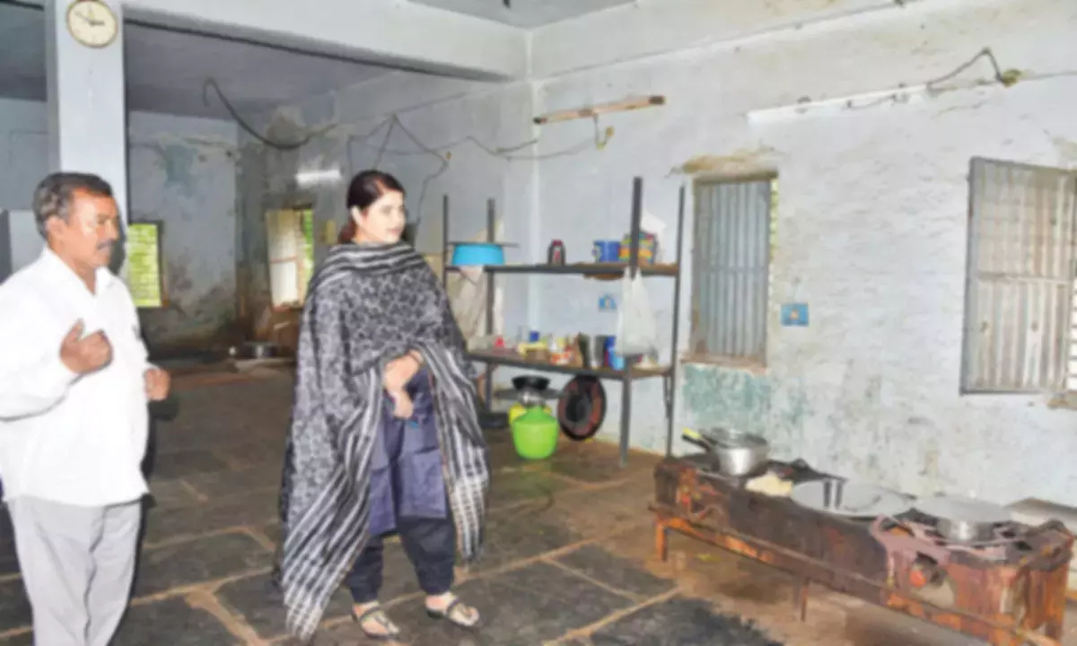 Collector ने आदिवासी कल्याण छात्रावास की स्थिति पर अधिकारियों को फटकार लगाई