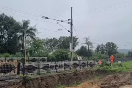 Betul: ओएचई लाइन गिरने से रेल यातायात 5 घंटे रहा ठप Betul: ओएचई लाइन गिरने से रेल यातायात 5 घंटे रहा ठप
