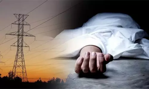 Dewas: बिजली कर्मचारी की करंट से मौत, शव रखकर परिजनों ने किया प्रदर्शन Dewas: बिजली कर्मचारी की करंट से मौत, शव रखकर परिजनों ने किया प्रदर्शन