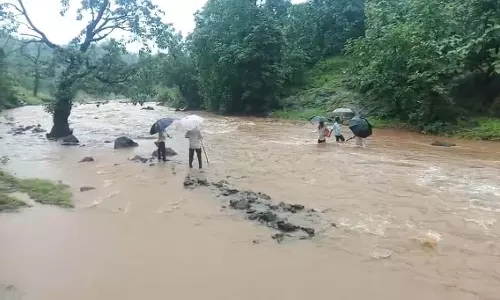Nashik : छात्र और ग्रामीण कीचड़ से होकर रोज़ाना गुजरने को मजबूर