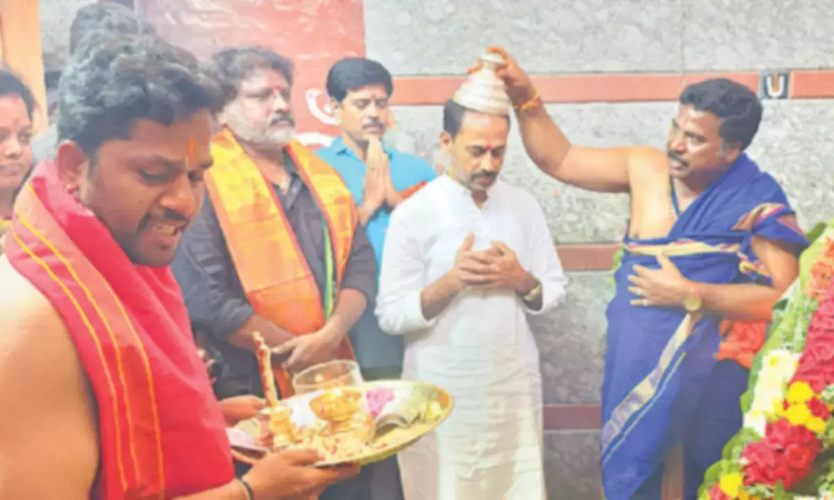 Andhra: कादिरी विधायक ने अंजनेय मंदिर में श्रवण उत्सव में भाग लिया Andhra: कादिरी विधायक ने अंजनेय मंदिर में श्रवण उत्सव में भाग लिया