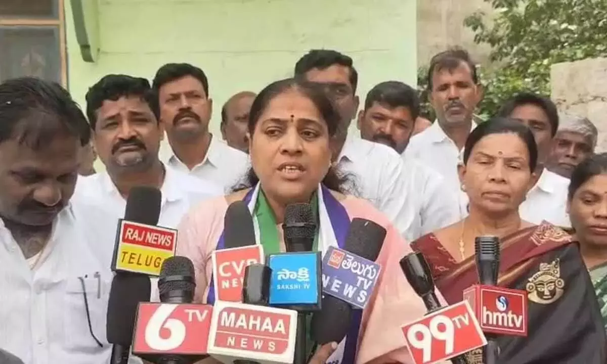 Andhra: पथिकोंडा की पूर्व विधायक कंगाती श्रीदेवी ने मंत्री के दावों का खंडन किया Andhra: पथिकोंडा की पूर्व विधायक कंगाती श्रीदेवी ने मंत्री के दावों का खंडन किया