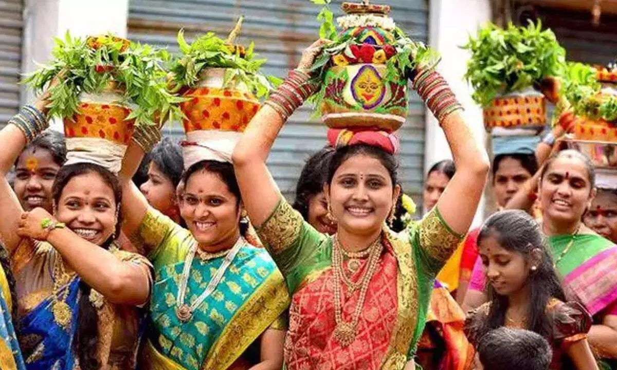 Telangana: बोनालू के दौरान सेवाओं को मान्यता देने के लिए पुरस्कार स्थापित किए गए Telangana: बोनालू के दौरान सेवाओं को मान्यता देने के लिए पुरस्कार स्थापित किए गए