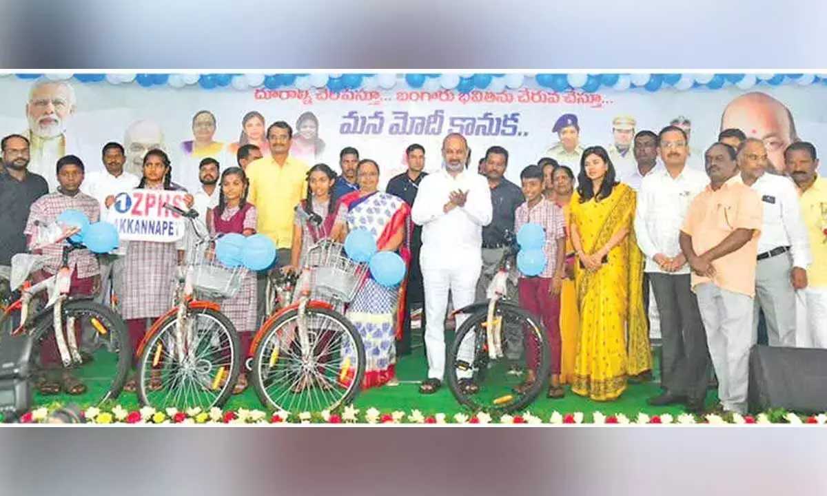 Telangana: बंदी संजय ने कक्षा 10 के छात्रों के लिए मोदी उपहार साइकिल पहल शुरू की