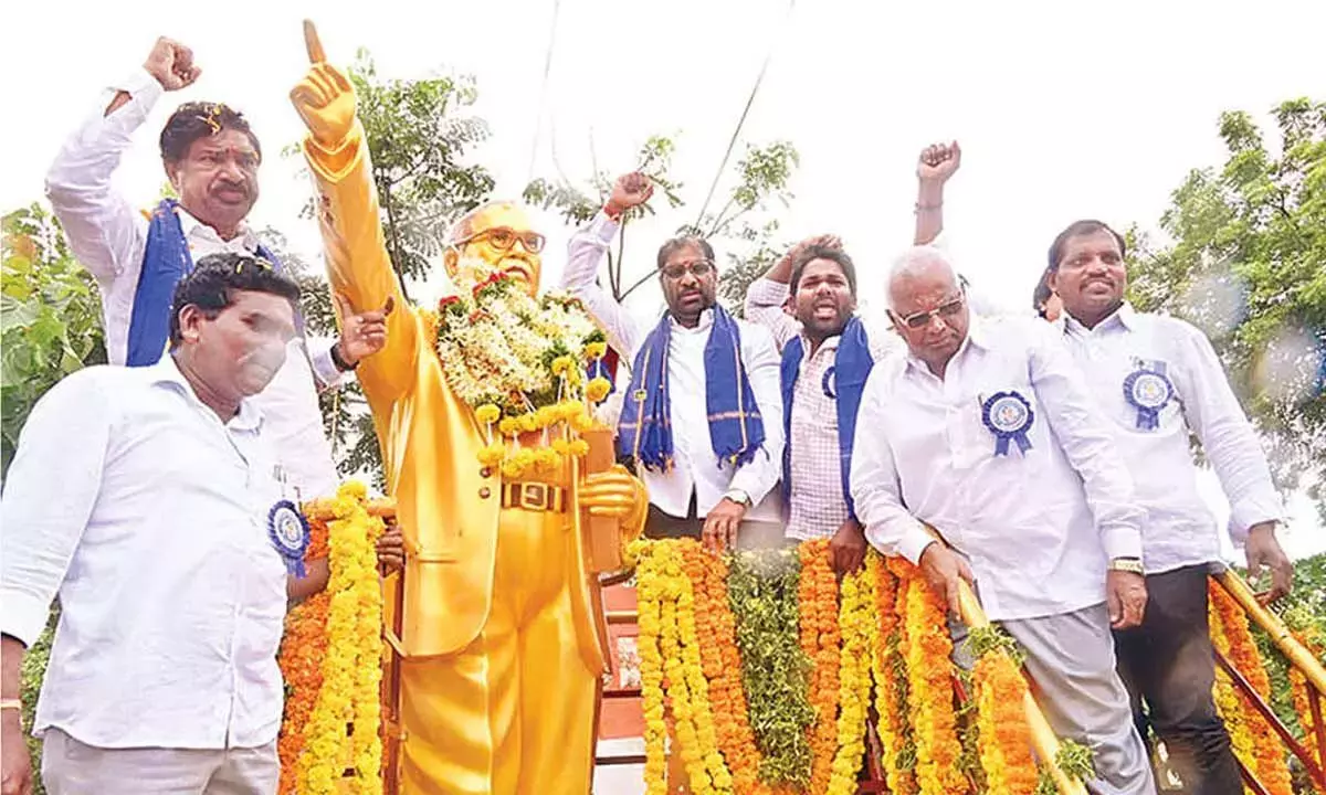 Telangana: वद्दीराजू ने सिंगाराम में अंबेडकर प्रतिमा का अनावरण किया