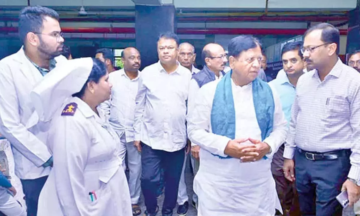 Telangana: विधायक, कलेक्टर ने किया राजकीय सामान्य अस्पताल का दौरा Telangana: विधायक, कलेक्टर ने किया राजकीय सामान्य अस्पताल का दौरा