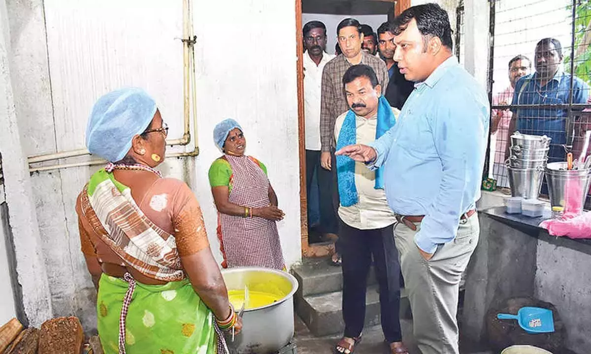 गरीबी उन्मूलन के लिए शिक्षा महत्वपूर्ण: कलेक्टर गरीबी उन्मूलन के लिए शिक्षा महत्वपूर्ण: कलेक्टर