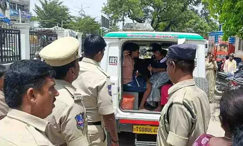 हरीश राव के आने की सूचना.. बीमार पड़े छात्रों को पुलिस सुरक्षा के बीच निकाला गया हरीश राव के आने की सूचना.. बीमार पड़े छात्रों को पुलिस सुरक्षा के बीच निकाला गया