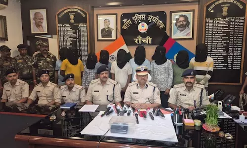 Ranchi: लाखों की डकैती में शामिल 9 अपराधी गिरफ्तार Ranchi: लाखों की डकैती में शामिल 9 अपराधी गिरफ्तार