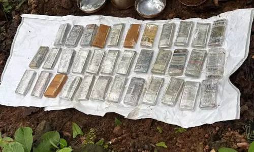 Chaibasa: नक्सलियों के ठिकाने से 35 लाख रुपये बरामद Chaibasa: नक्सलियों के ठिकाने से 35 लाख रुपये बरामद