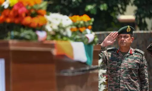 Jammu: बारूदी सुरंग विस्फोट में शहीद हुए अग्निवीर को श्रद्धांजलि अर्पित की गई Jammu: बारूदी सुरंग विस्फोट में शहीद हुए अग्निवीर को श्रद्धांजलि अर्पित की गई