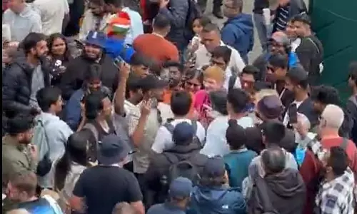 ओल्ड ट्रैफर्ड के बाहर एड शीरन के हमशक्ल ने मचाई धूम ओल्ड ट्रैफर्ड के बाहर एड शीरन के हमशक्ल ने मचाई धूम