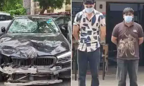 BMW ने स्कूटर को टक्कर मारी, अस्पताल ले जाते समय लड़की की मौत BMW ने स्कूटर को टक्कर मारी, अस्पताल ले जाते समय लड़की की मौत