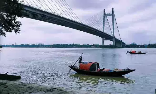 पश्चिम बंगाल के ऊपर एक निम्न दबाव का क्षेत्र आगे बढ़ रहा