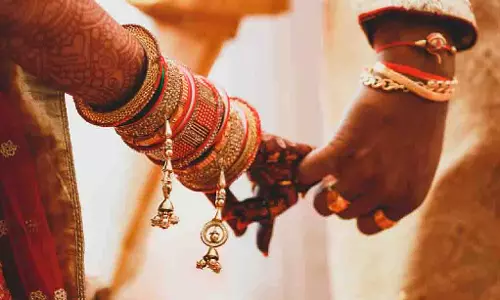 नाबालिग की शादी का निमंत्रण स्वीकार करने पर पड़ोसी गिरफ्तार नाबालिग की शादी का निमंत्रण स्वीकार करने पर पड़ोसी गिरफ्तार