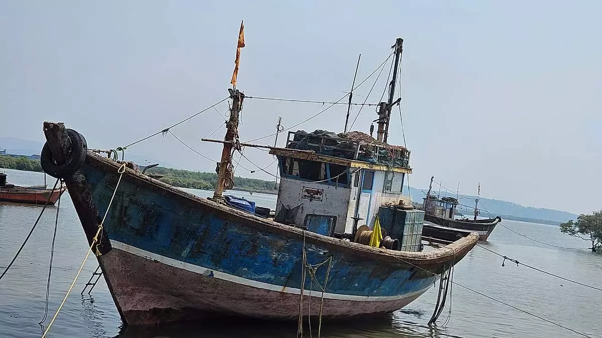 Maharashtra : नाव पलटने से तीन मछुआरे लापता, तलाश जारी Maharashtra : नाव पलटने से तीन मछुआरे लापता, तलाश जारी