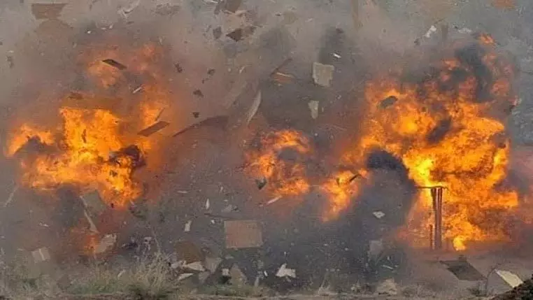 वडोदरा में डामर टैंकर में विस्फोट, तीन मजदूरों की दर्दनाक मौत वडोदरा में डामर टैंकर में विस्फोट, तीन मजदूरों की दर्दनाक मौत