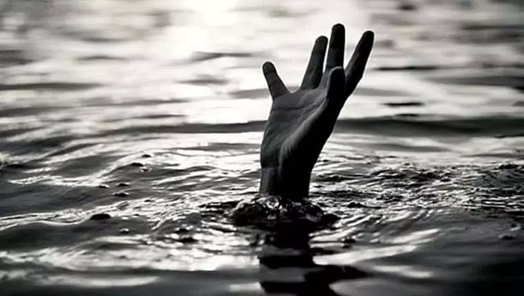 मछली पकड़ने वाली नाव हादसे में नौ लोग तैरकर निकले सुरक्षित मछली पकड़ने वाली नाव हादसे में नौ लोग तैरकर निकले सुरक्षित