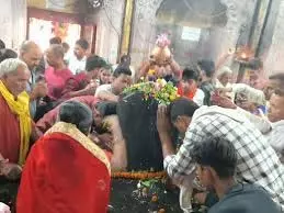 Up News : सावन के तीसरे सोमवार को मंदिरों में देर रात से ही उमड़े श्रद्धालु Up News : सावन के तीसरे सोमवार को मंदिरों में देर रात से ही उमड़े श्रद्धालु