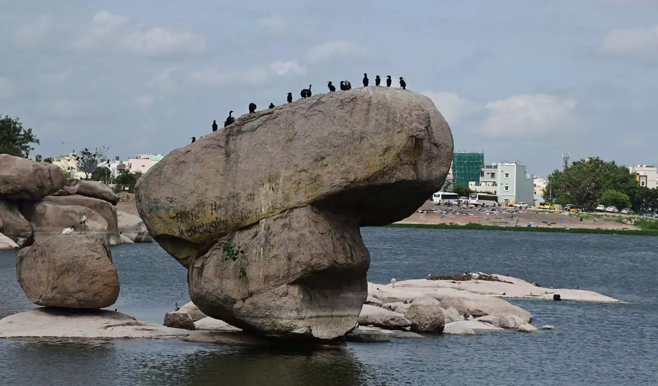 Hyderabad : मानसून के कारण जलस्तर बढ़ने से शहर की झीलें लबालब हो गईं Hyderabad : मानसून के कारण जलस्तर बढ़ने से शहर की झीलें लबालब हो गईं