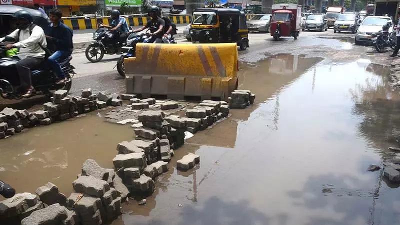 बीएमसी की मरम्मत नीति फेल? गड्ढों की शिकायतों ने खोली पोल बीएमसी की मरम्मत नीति फेल? गड्ढों की शिकायतों ने खोली पोल
